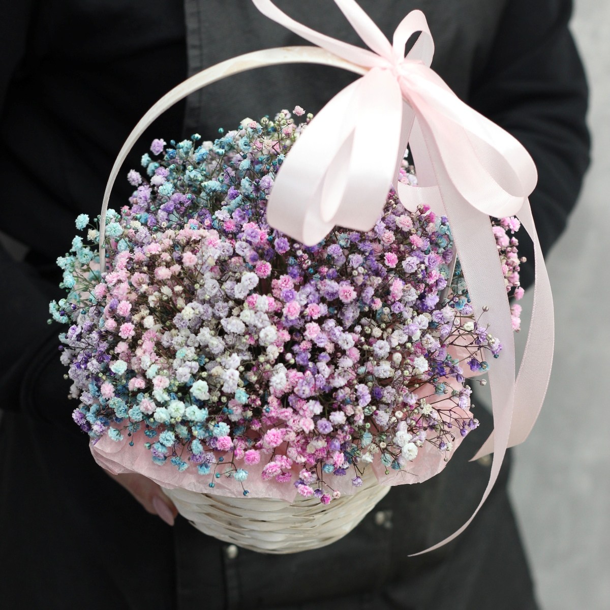 Радужная гипсофила в корзинке